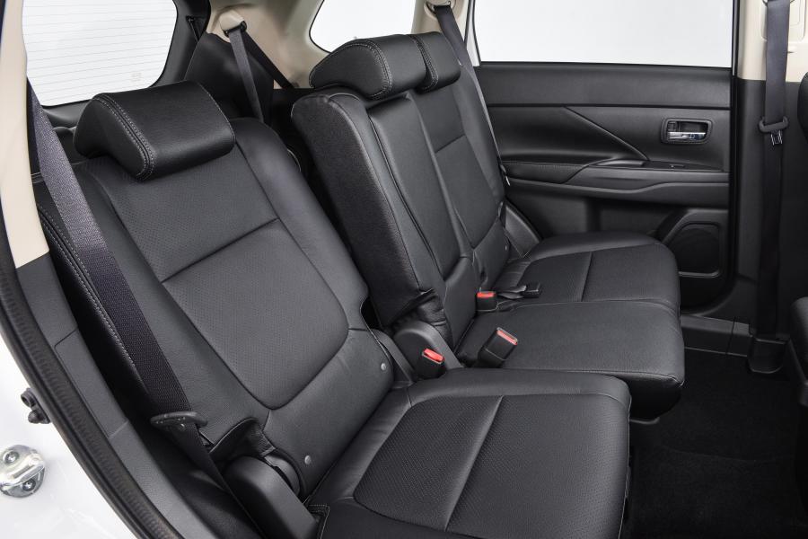 Интерьер Mitsubishi Outlander 2017 года  (ZA) (фото 8 из 10)